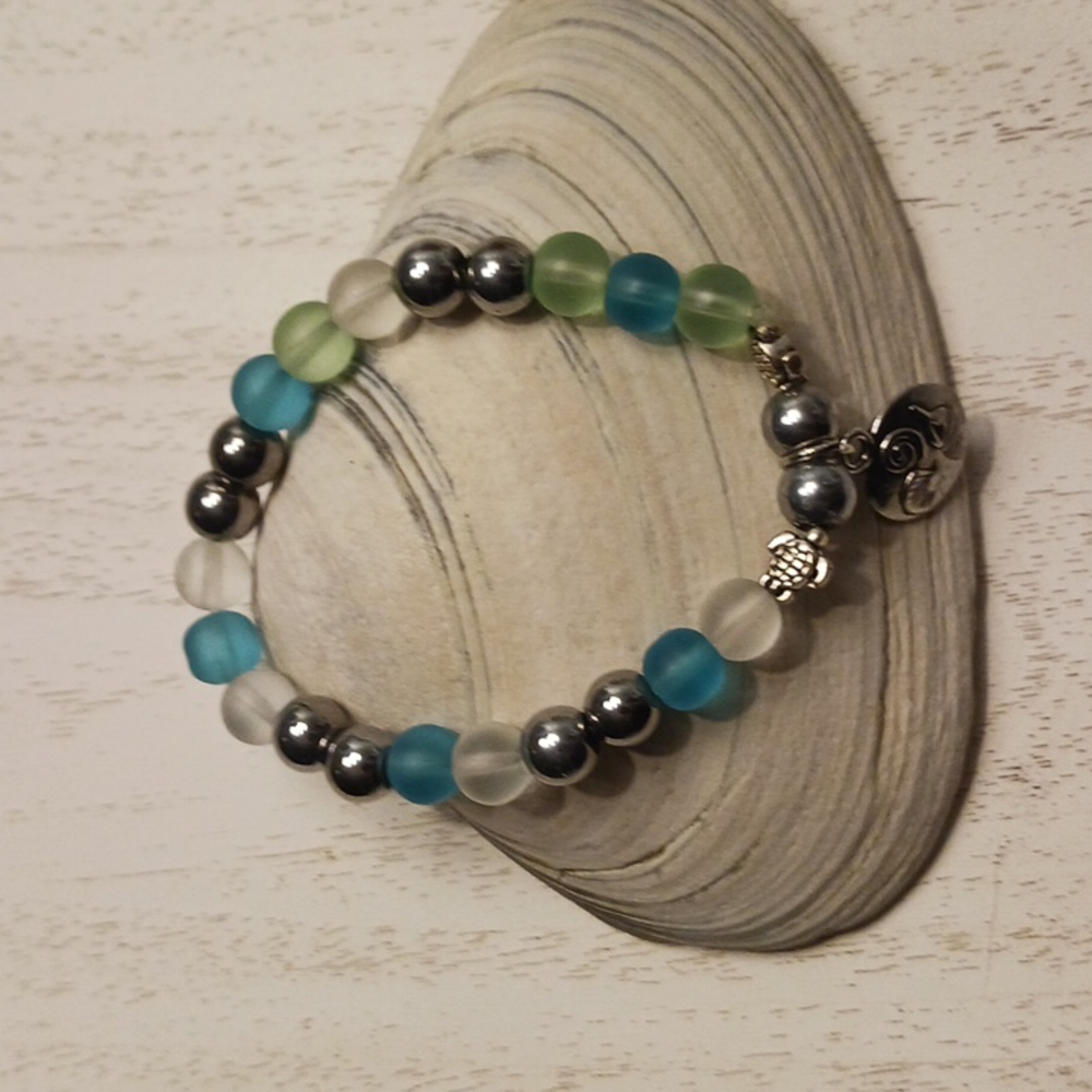 Seaglass look glass bead stretch bracelet 7 1/2 ". Shell and turtle charms.